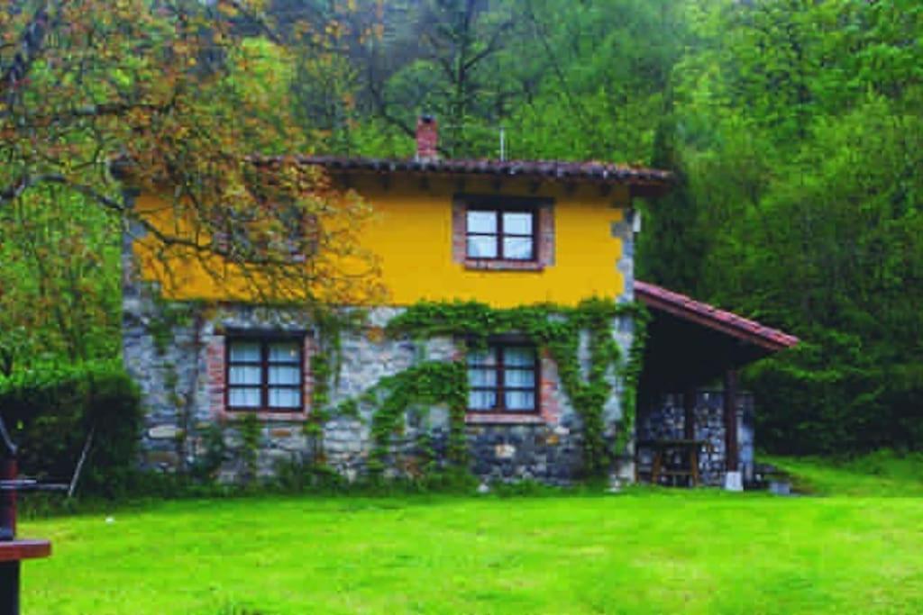 La Rotella, Calma Al Lado De Onís Esterno foto