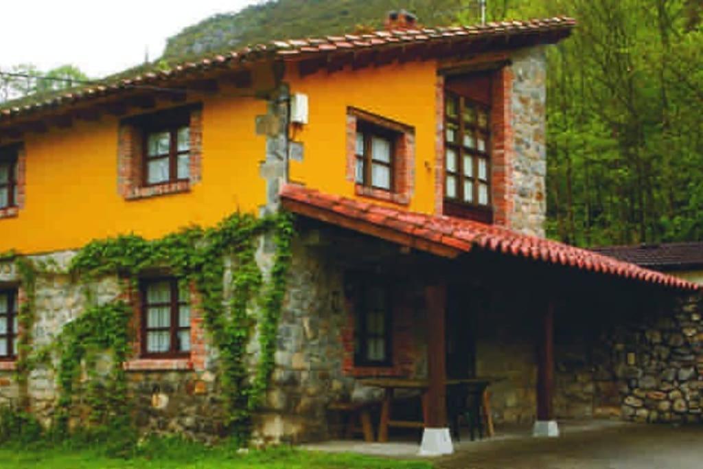 La Rotella, Calma Al Lado De Onís Esterno foto